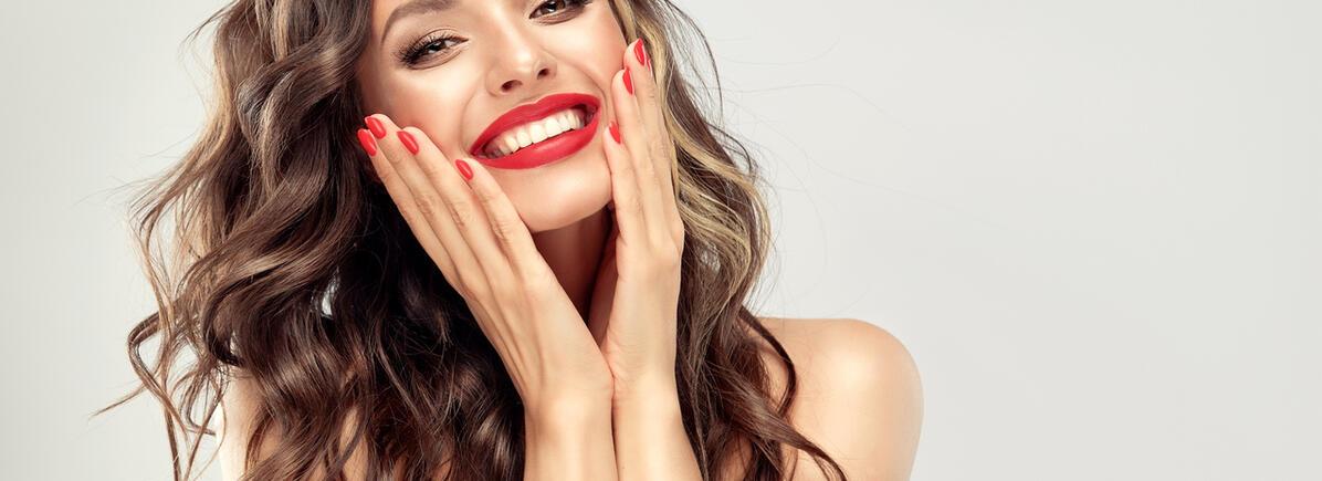 Elegáns megjelenésű nő harmonikus mosollyal, amely a Prémium fogászat Budapest életstílus szemléletét tükrözi