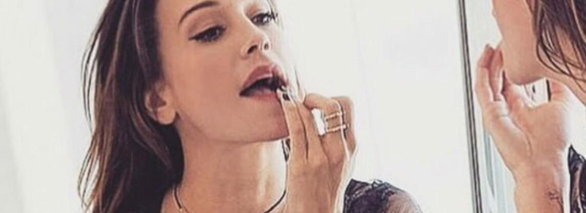 Vajna Timi profi modell Nézd meg, hogy milyen profin pózol Vajna Timi Instagram oldalán