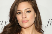 Ashley Graham smink nélküli fotót posztolt közösségi oldalára! 