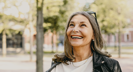 Fogimplatátum 60 felett – Időskorban is érdemes befektetni?